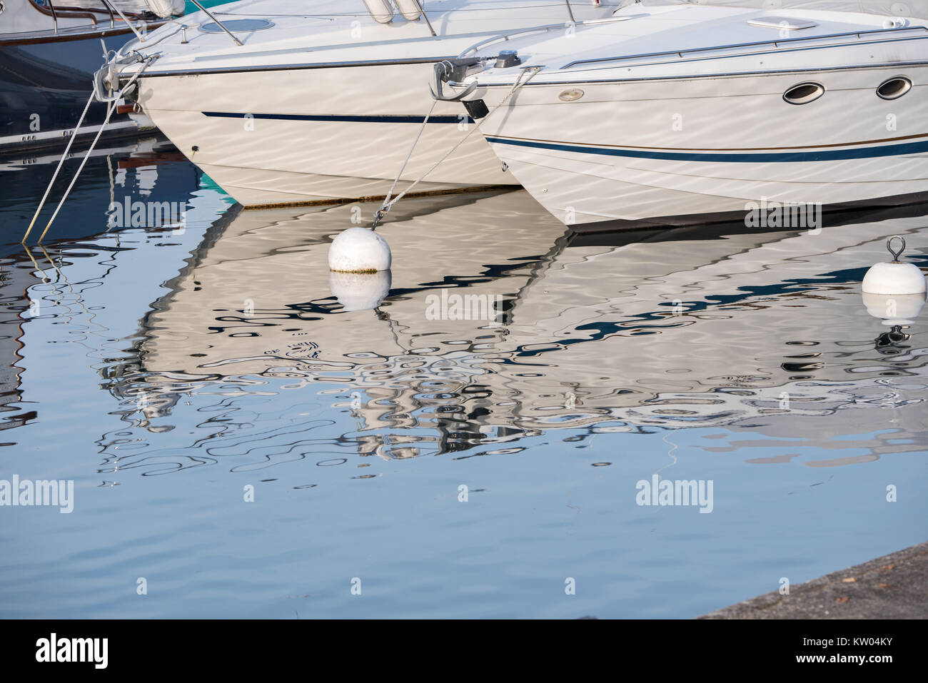 Le riflessioni di stuoie e gli scafi delle barche sul lago di Ginevra, Svizzera Foto Stock