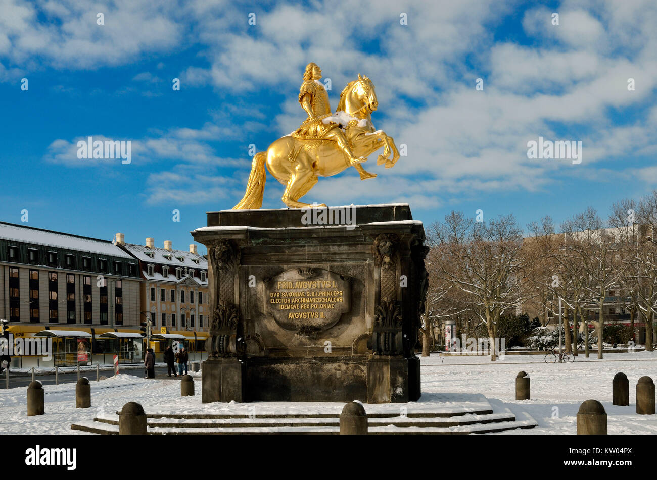 A Dresda, statua equestre di golden piloti sulla nuova città-abitante di mercato, Reiterstandbild Goldener Reiter auf dem Neustädter Markt Foto Stock