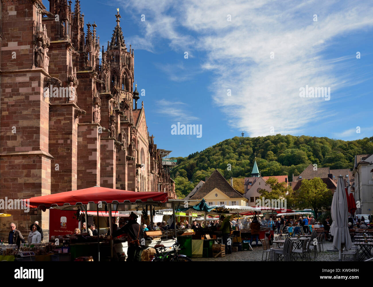 Freiburg, mercato settimanale in M?nster e Castle Mountain Wochenmarkt am Münster und Schlossberg Foto Stock