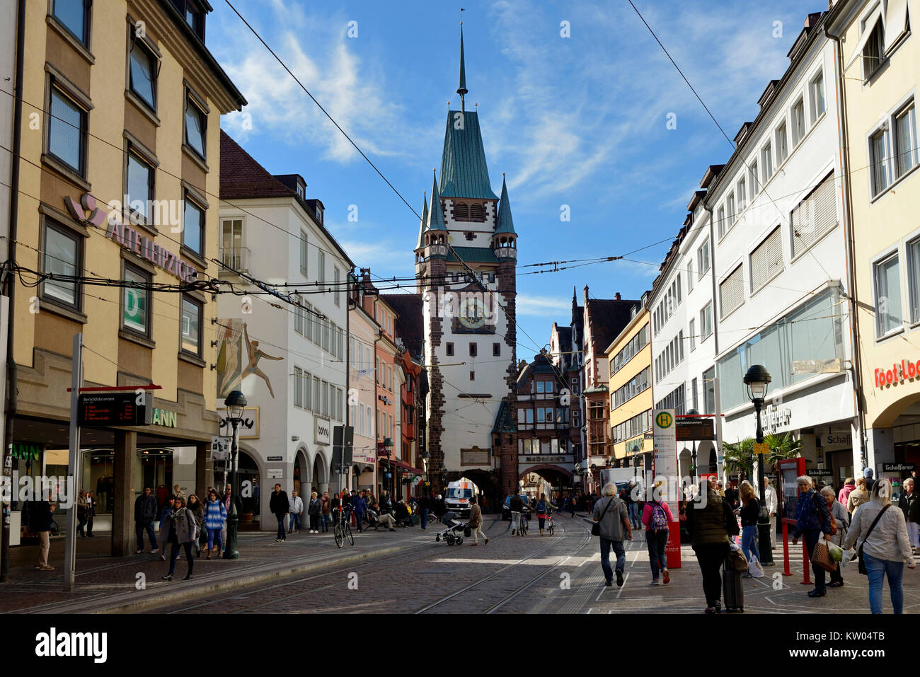 Freiburg, shopping mile imperatore Giuseppe street e Martin's Gate, Einkaufsmeile Kaiser Joseph Strasse und Martinstor Foto Stock
