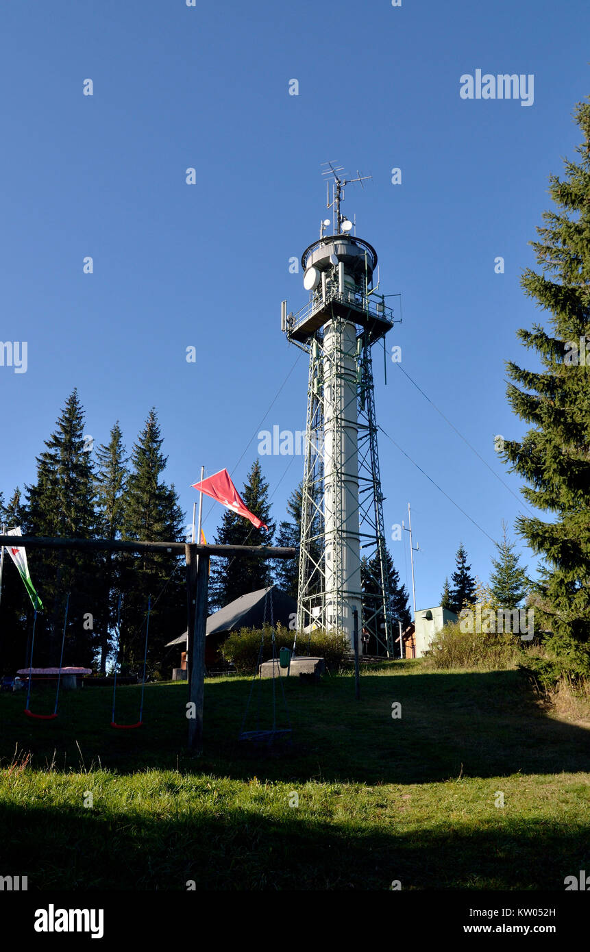 Foresta Nera, il montante e la torre di osservazione sull'alto livello di ridge, Schwarzwald, Sendemast und Aussichtsturm auf dem Hochfirst Foto Stock