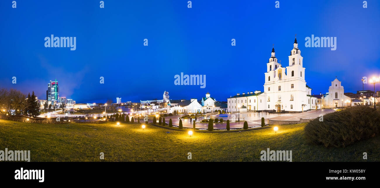 Minsk, Bielorussia. Panorama notturno illuminato della Cattedrale di Santo Spirito a Minsk. Famoso e la principale chiesa ortodossa della Bielorussia a sera. Famoso Landmar Foto Stock