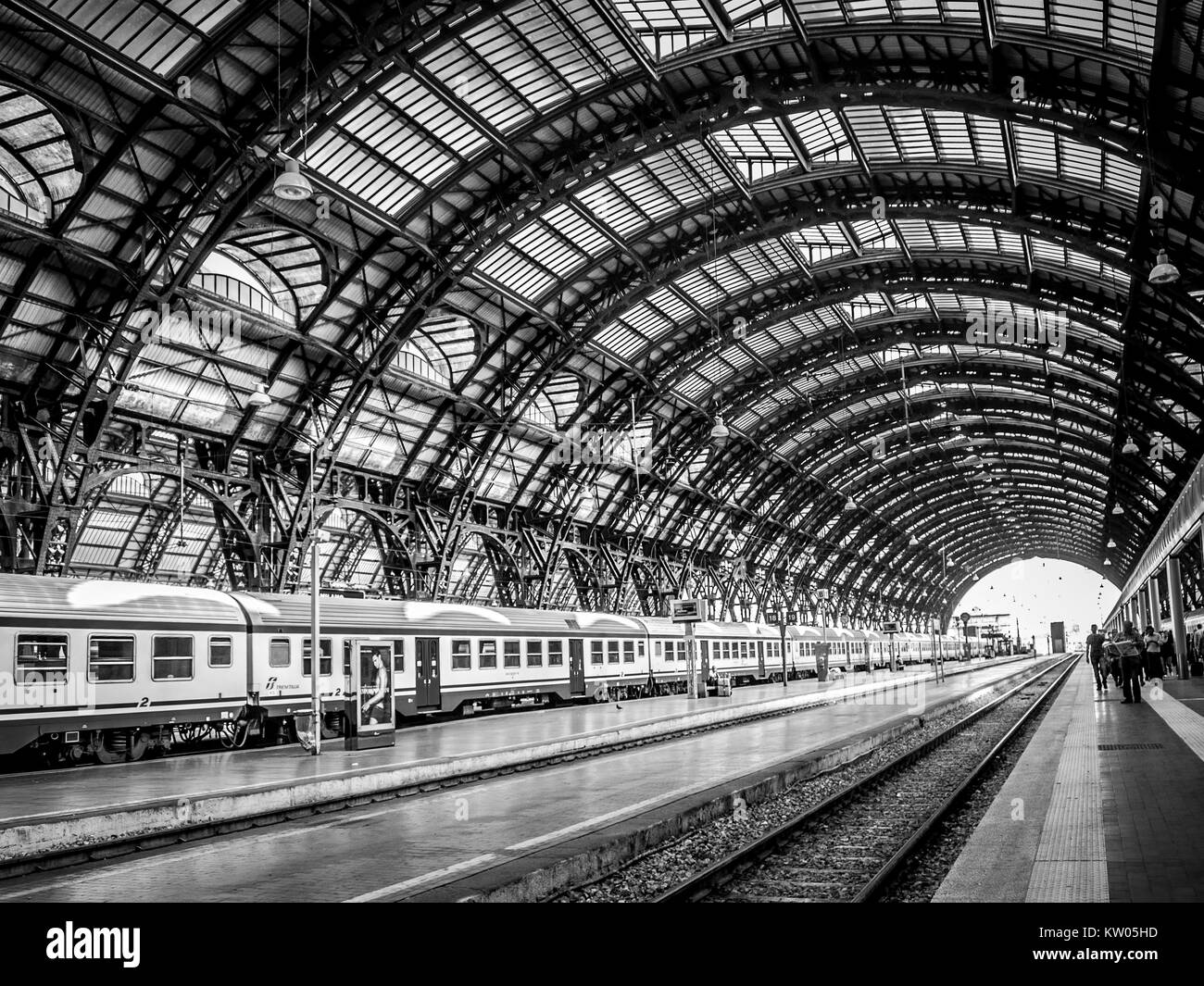 Milano, Italia-Settembre 28, 2011: la Stazione Centrale di Milano. I treni diretti fermano sotto la splendida copertina del Milano stazione ferroviaria costruita nel 1931 Foto Stock