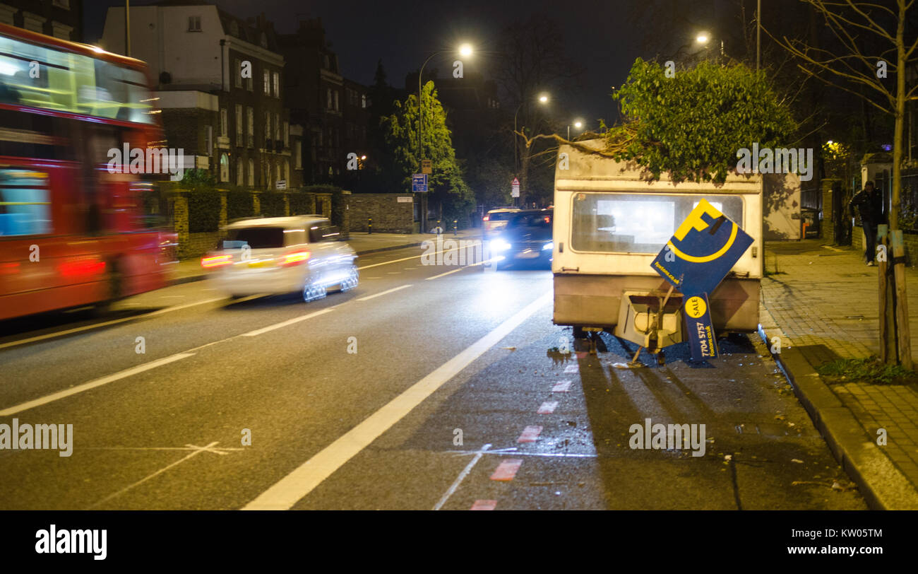 Londra, Inghilterra - 29 dicembre 2014: una roulotte abbandonate abbandonate su Brixton Road a Londra Sud è adornata con un Foxtons lettings agents firmare in w Foto Stock