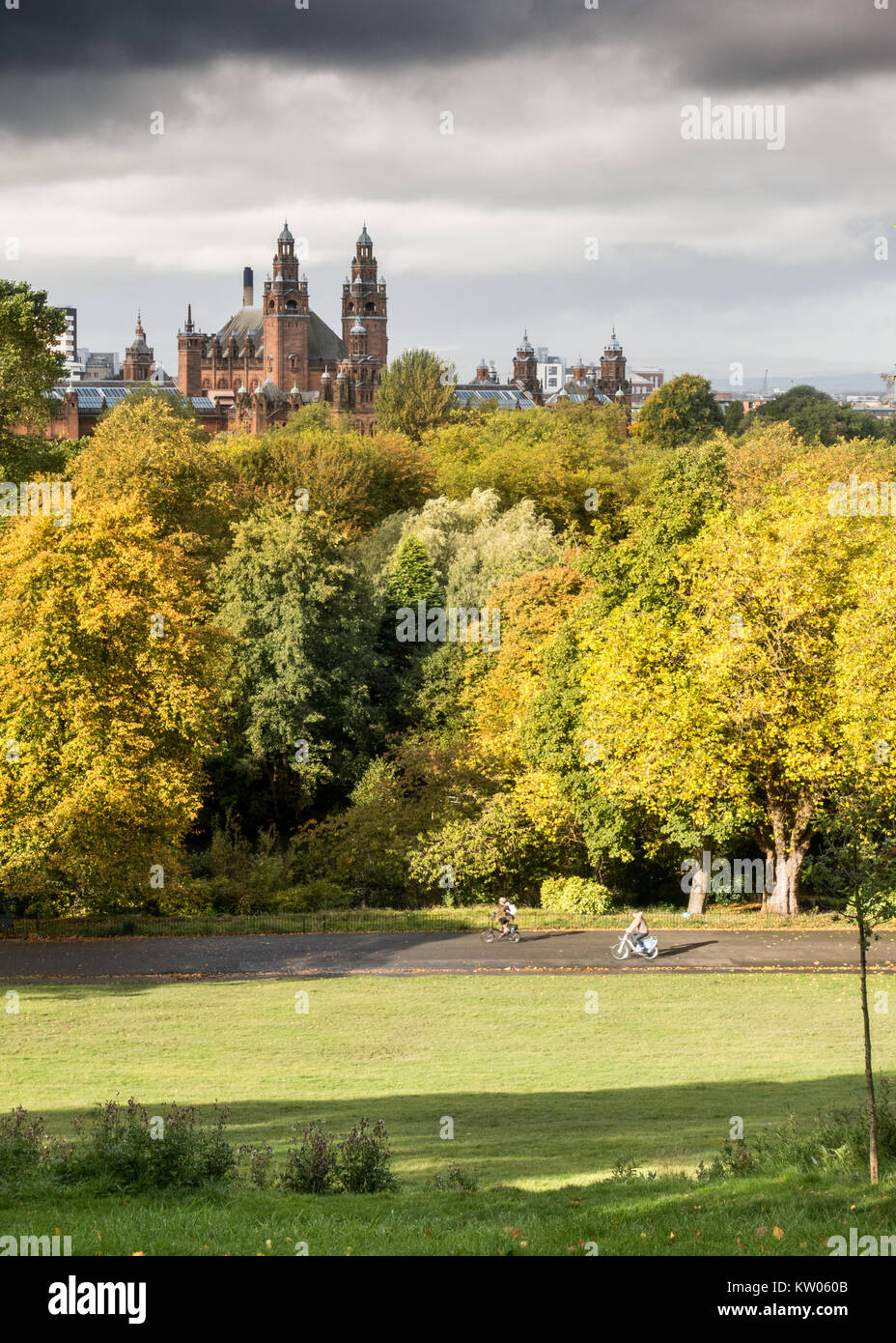 Glasgow, Scotland, Regno Unito - 30 Settembre 2017: I ciclisti ride through Kelvingrove Park nel west end di Glasgow su una soleggiata giornata autunnale, con alberi di autunno Foto Stock