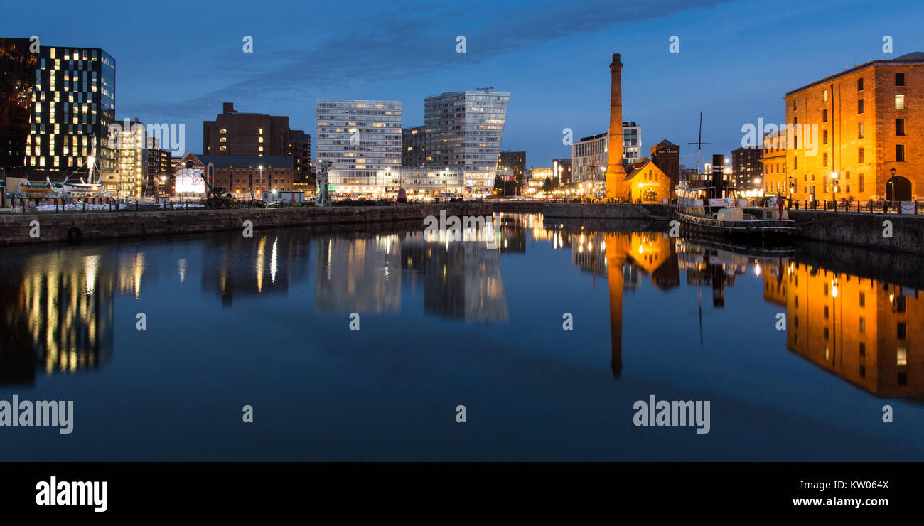 Liverpool, in Inghilterra, Regno Unito - 8 Novembre 2017: vecchi capannoni industriali e uffici moderni edifici sono riflesse nelle acque di inscatolamento in Dock Liverp Foto Stock