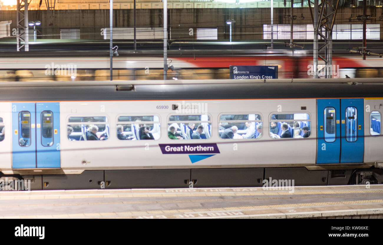London, England, Regno Unito - 1 Febbraio 2016: Classe 365 Great Northern treni pendolari alla stazione ferroviaria di King's Cross. Foto Stock