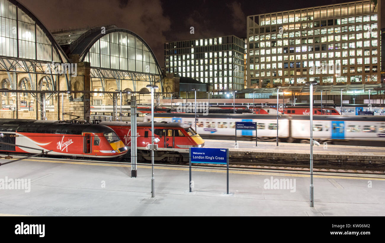 London, England, Regno Unito - 1 Febbraio 2016: Virgin Trains East Coast 125 Intercity ed Intercity 225 treni attendere a piattaforme a London King's Cross rai Foto Stock