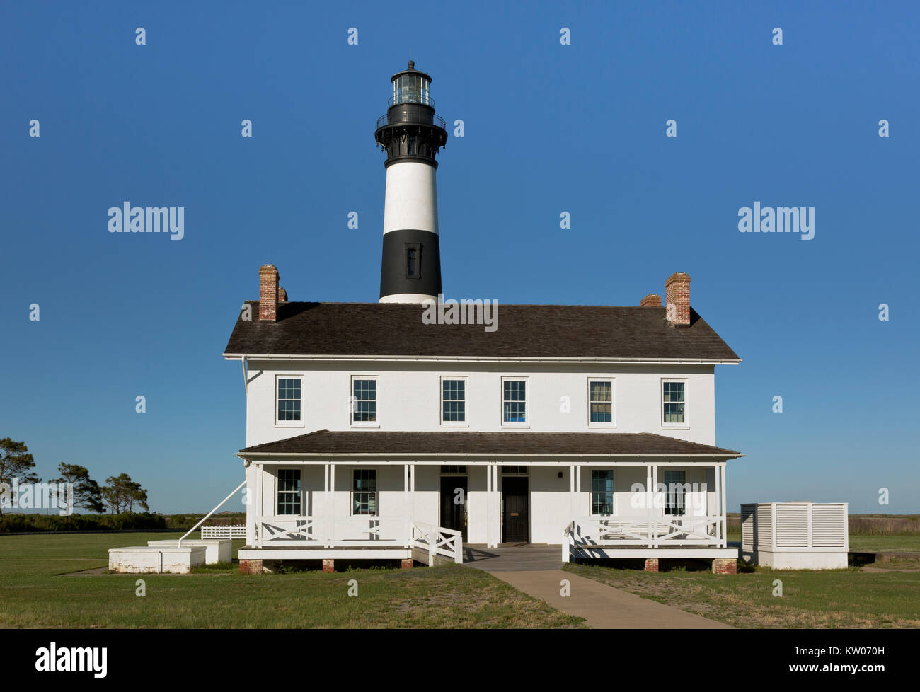 NC01167-00...North Carolina - Bodie Island Lighthouse tower e custodi' casa sulla Outer Banks in Cape Hatteras National Seashore. Foto Stock