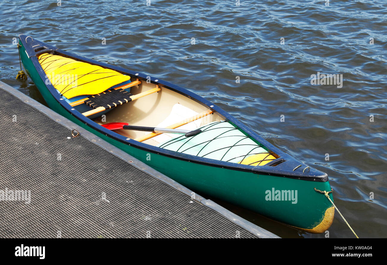 Kayak ormeggiati lungo la banchina pronta ad andare su Apri l'acqua Foto Stock