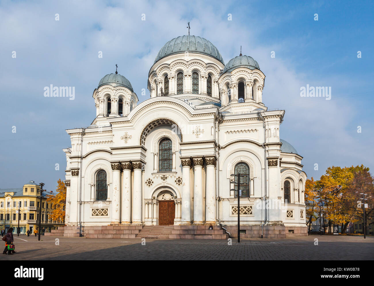 Imponente esterno bianco di stile romanico di San Michele Arcangelo chiesa Garrison (chiesa), Laisves Aleja, Kaunas, seconda città della Lituania in autunno Foto Stock