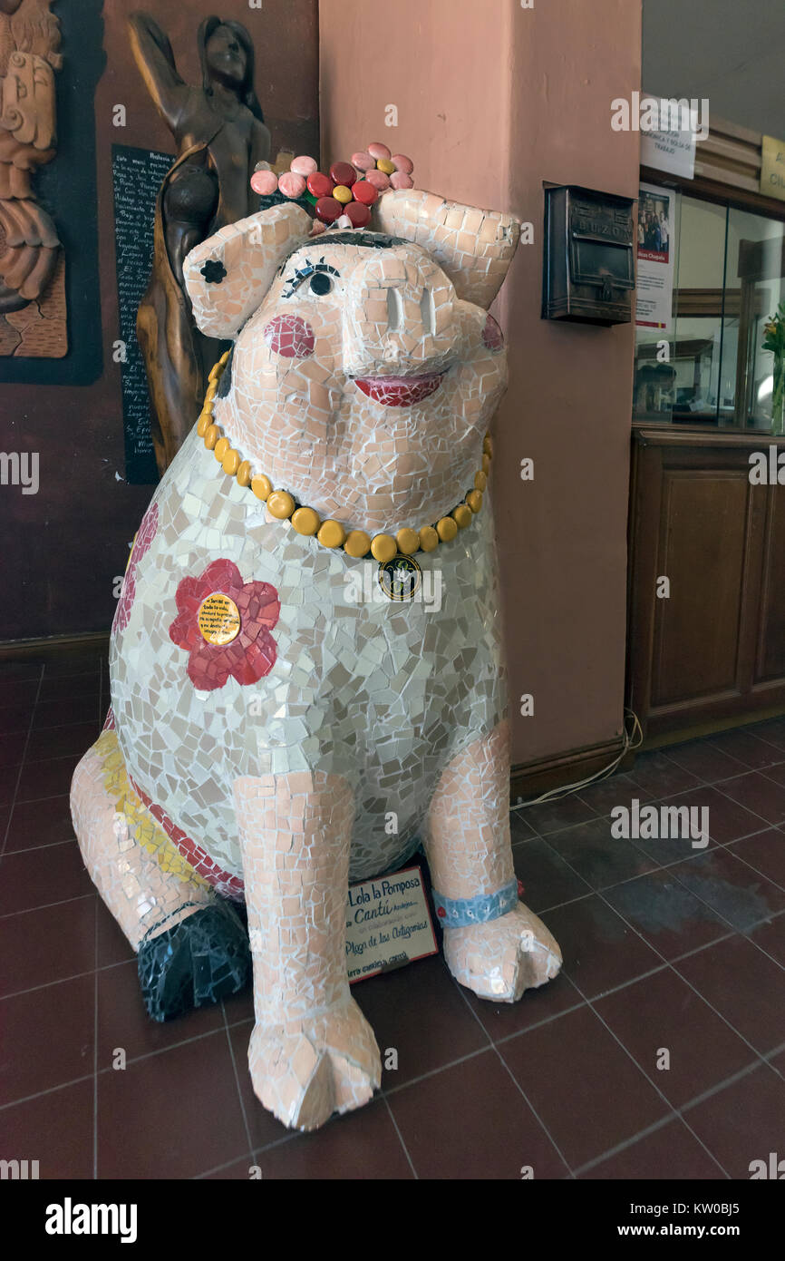 Maiale in ceramica sul display con Frida Khalo poema sulla spalla, Chapala, Jalisco, Messico Foto Stock