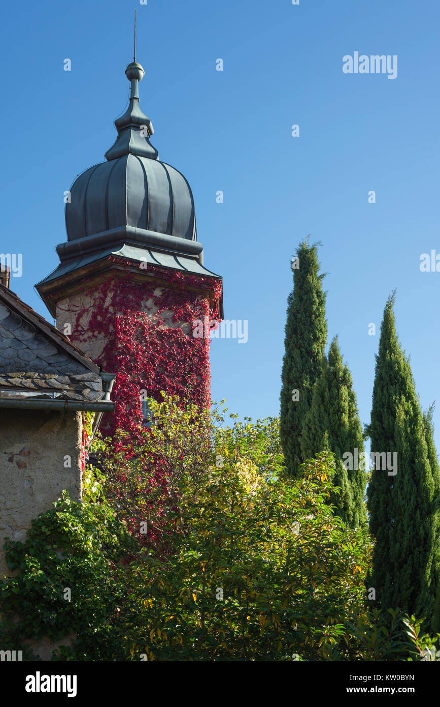 Fiabesco castello torre dal romantico castello nuovo in Baden-Baden ricoperta con foglie di autunno, Baden-Wuerttemberg, Germania Foto Stock