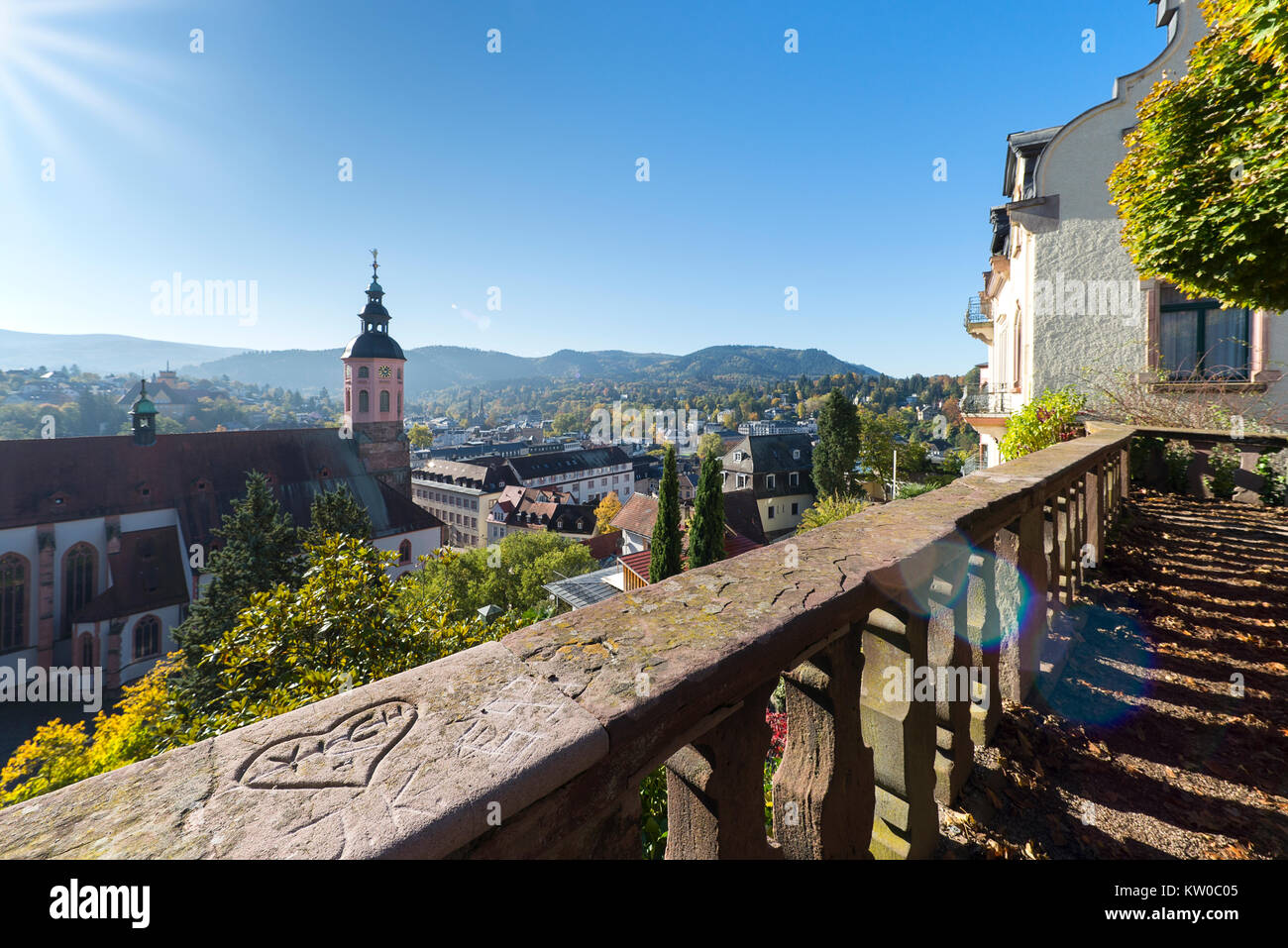 Ausblick von den oberen Schlossstaffeln auf die Altstadt von Baden Baden mit der Stadtkirche und den Schwarzwaldhügeln im Gegenlicht der Sonne, Baden- Foto Stock