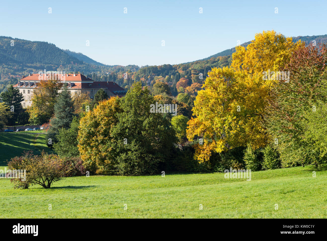Parklandschaft und das Neue Schloss von Baden Baden mit herbstlich gefärbten Laubwäldern, Baden-Württemberg, Deutschland Foto Stock