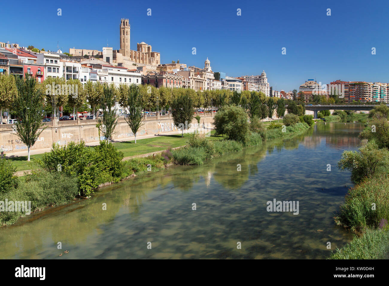 Fiume Segre attraverso Lleida, in Catalogna. Foto Stock