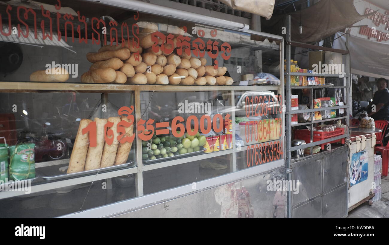 Street Vendor Baguette pane Sandwich Shop Phnom Penh Cambogia fast food Take away pane panini carni verdure Foto Stock