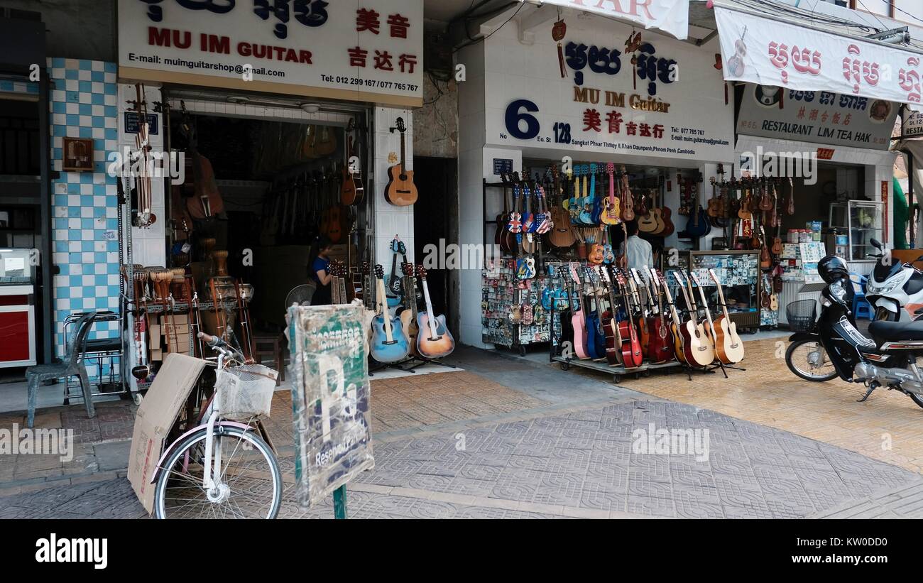 Strumenti musicali negozi Street colpo di Phnom Penh Cambogia Foto Stock