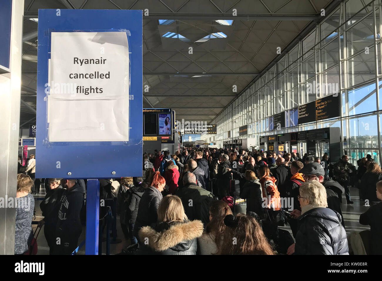 Un segno nel terminal presso l'aeroporto di Stansted dove fino a 300 passeggeri dovuto trascorrere la notte dopo la neve e il ghiaccio costretto decine di Ryanair e EasyJet voli per essere annullato o ritardato. Premere AASSOCIATION foto. Picture Data: giovedì 28 dicembre, 2017. Vedere PA storia meteo ghiacciato. Foto di credito dovrebbe leggere: Stefan Rousseau/PA FILO Foto Stock