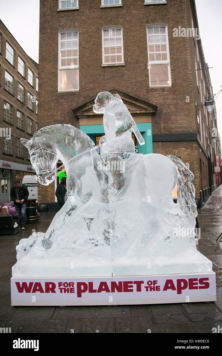 Una vita scultura dimensioni di Cesare a cavallo fatto interamente di ghiaccio è svelata per celebrare il rilascio di "guerra per il pianeta delle scimmie" su Blu-ray Disc e DVD. Tre di classe mondiale di scultori di ghiaccio da arte glaciale, che ha vinto l'oro nell'Europeo di scultura di ghiaccio campionati nel 2009 e il visualizzatore Online il premio al Mondo del Ghiaccio campionati Carving in Alaska nel 2017, ha creato la scultura da due enormi blocchi di ghiaccio importate dal Belgio con un peso di 3 tonnellate (circa 3000 litri di acqua). La produzione è di 2,4 m di lunghezza, 1 m di larghezza e 2,2 m di altezza e richiede quattro motoseghe, scalpelli, stea Foto Stock