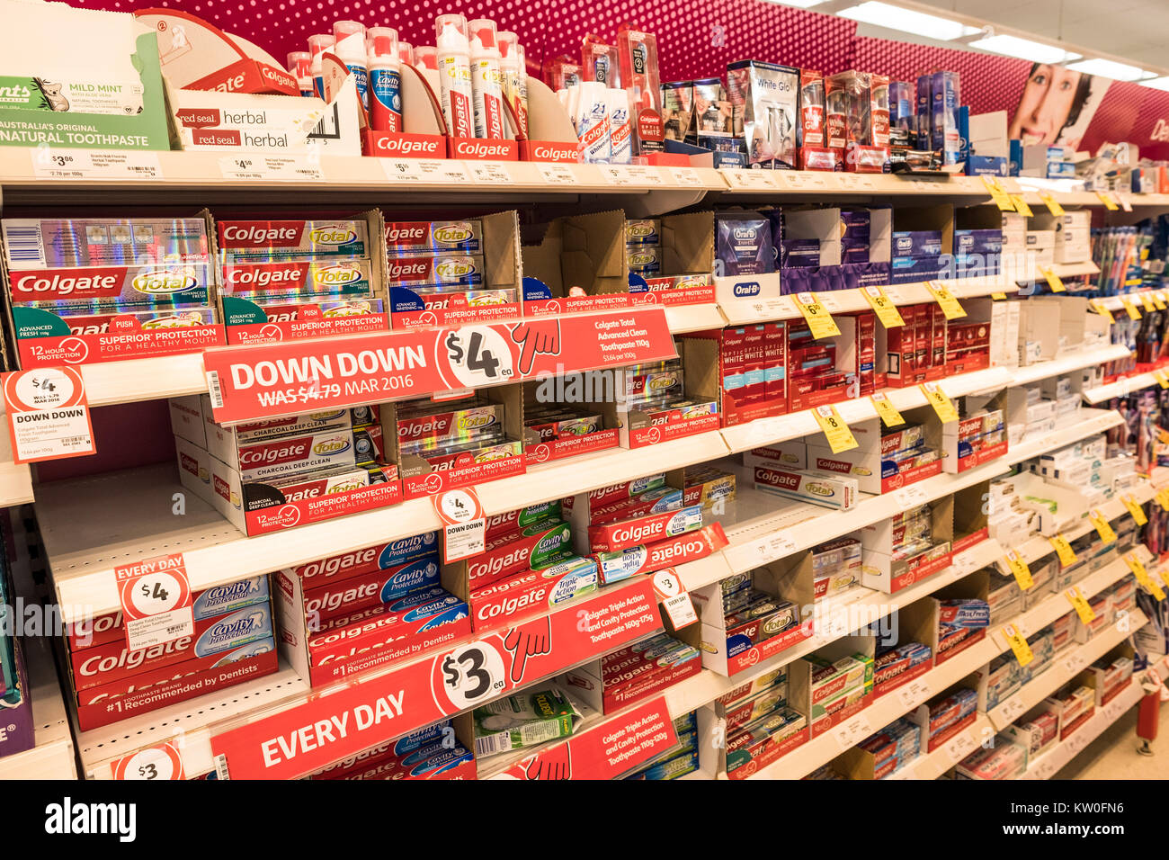 Dentifricio Colgate in vendita in un supermercato di Sydney , Australia Foto Stock