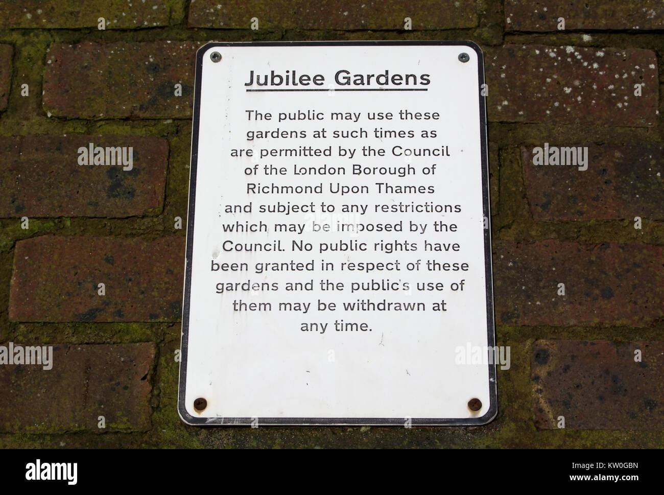 Avviso a Jubilee Gardens, Twickenham, middlesex, Inghilterra, affermando che il pubblico può utilizzare solo i giardini solo quando consentito dal consiglio locale Foto Stock