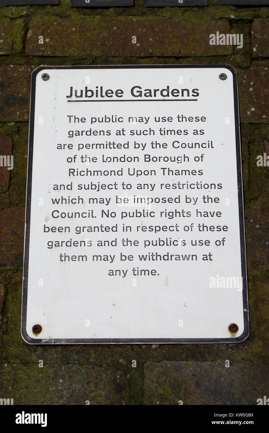 Avviso a Jubilee Gardens, Twickenham, middlesex, Inghilterra, affermando che il pubblico può utilizzare solo i giardini solo quando consentito dal consiglio locale Foto Stock