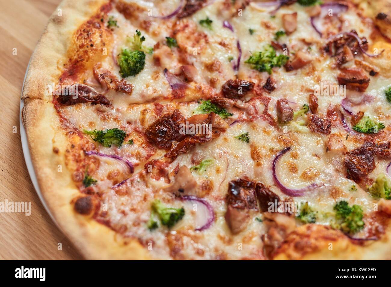 Pizza Fresca con il ristorante in legno tavolo. Foto Stock