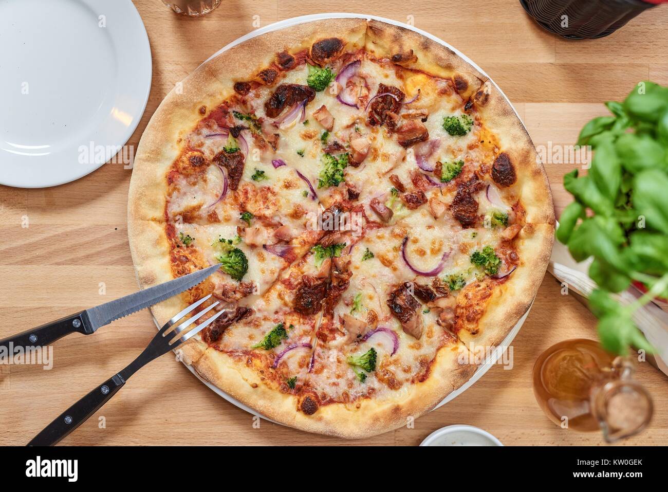 Pizza Fresca con il ristorante in legno tavolo. Foto Stock