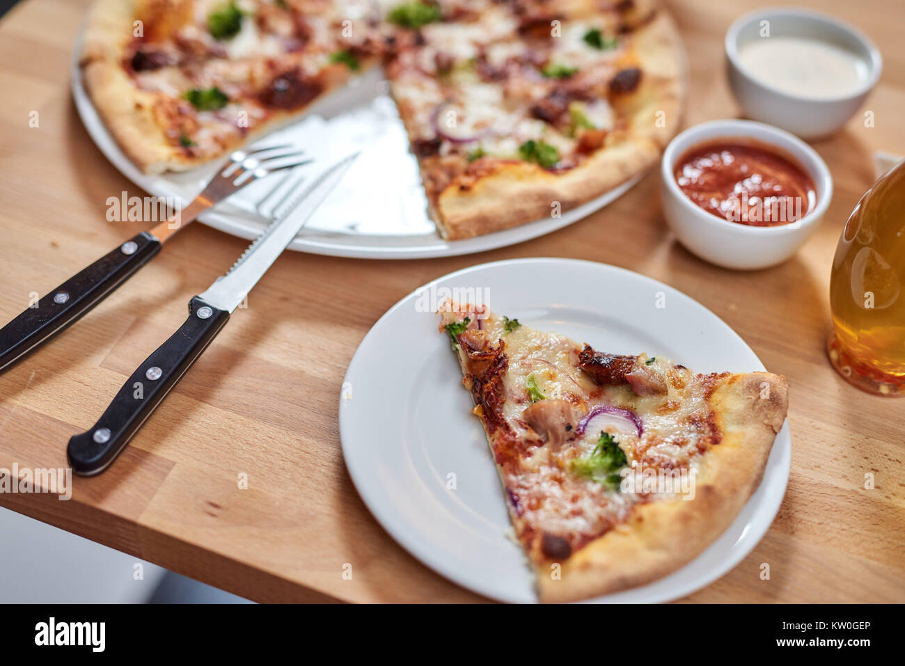 Pizza Fresca con il ristorante in legno tavolo. Foto Stock