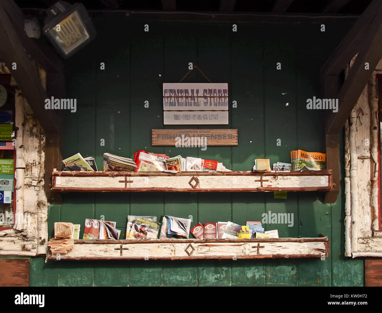 Portico di una piccola città general store in lungo lago, New York nel Adirondacks Foto Stock
