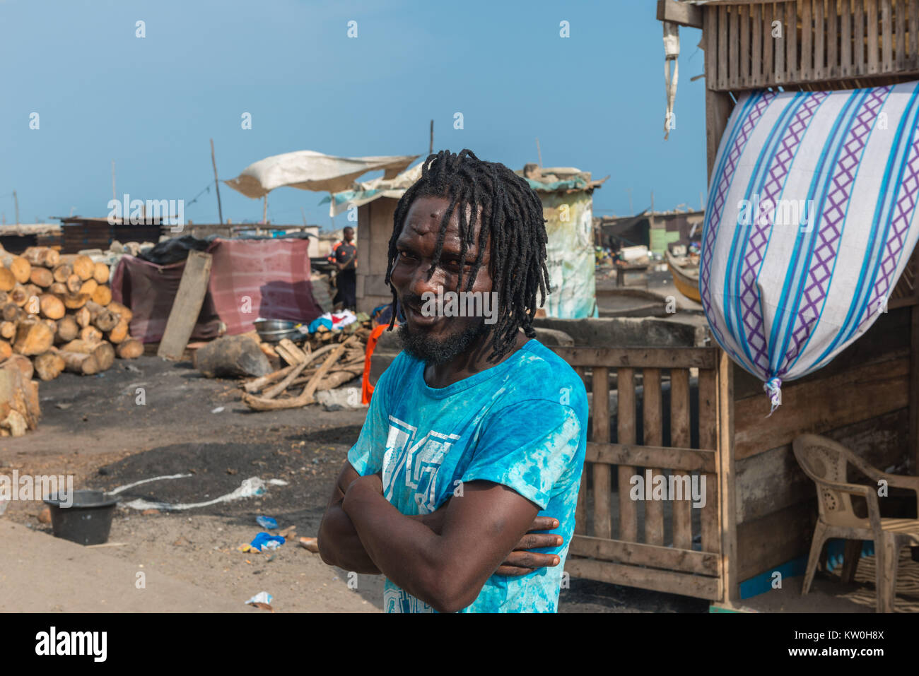 Una guida turistica a Jamestown Villaggio di Pescatori, Jamestown, Accra, Ghana Foto Stock