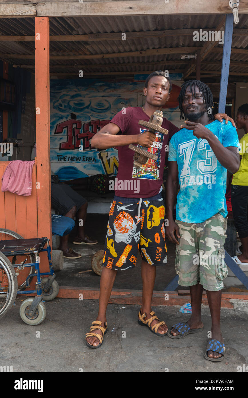 Due giovani uomini a Jamestown Villaggio di Pescatori, Jamestown, Accra, Ghana Foto Stock