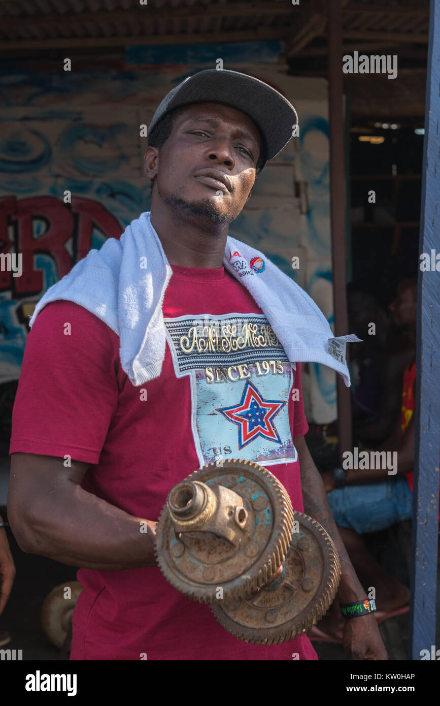 Un giovane uomo di fronte a un boxing studio a Jamestown Villaggio di Pescatori, Jamestown, Accra, Ghana Foto Stock