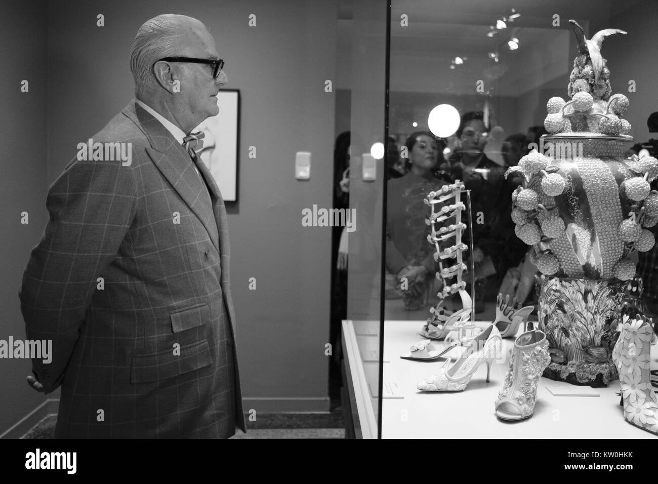 Designer spagnolo Manolo Blahnik pone durante "l'arte della calzatura' mostra presso il Museo Nazionale delle Arti Decorative di Madrid, Spagna. Dotato di: Manolo Blahnik dove: Madrid La Comunità di Madrid, Spagna Quando: 27 Nov 2017 Credit: Oscar Gonzalez/WENN.com Foto Stock