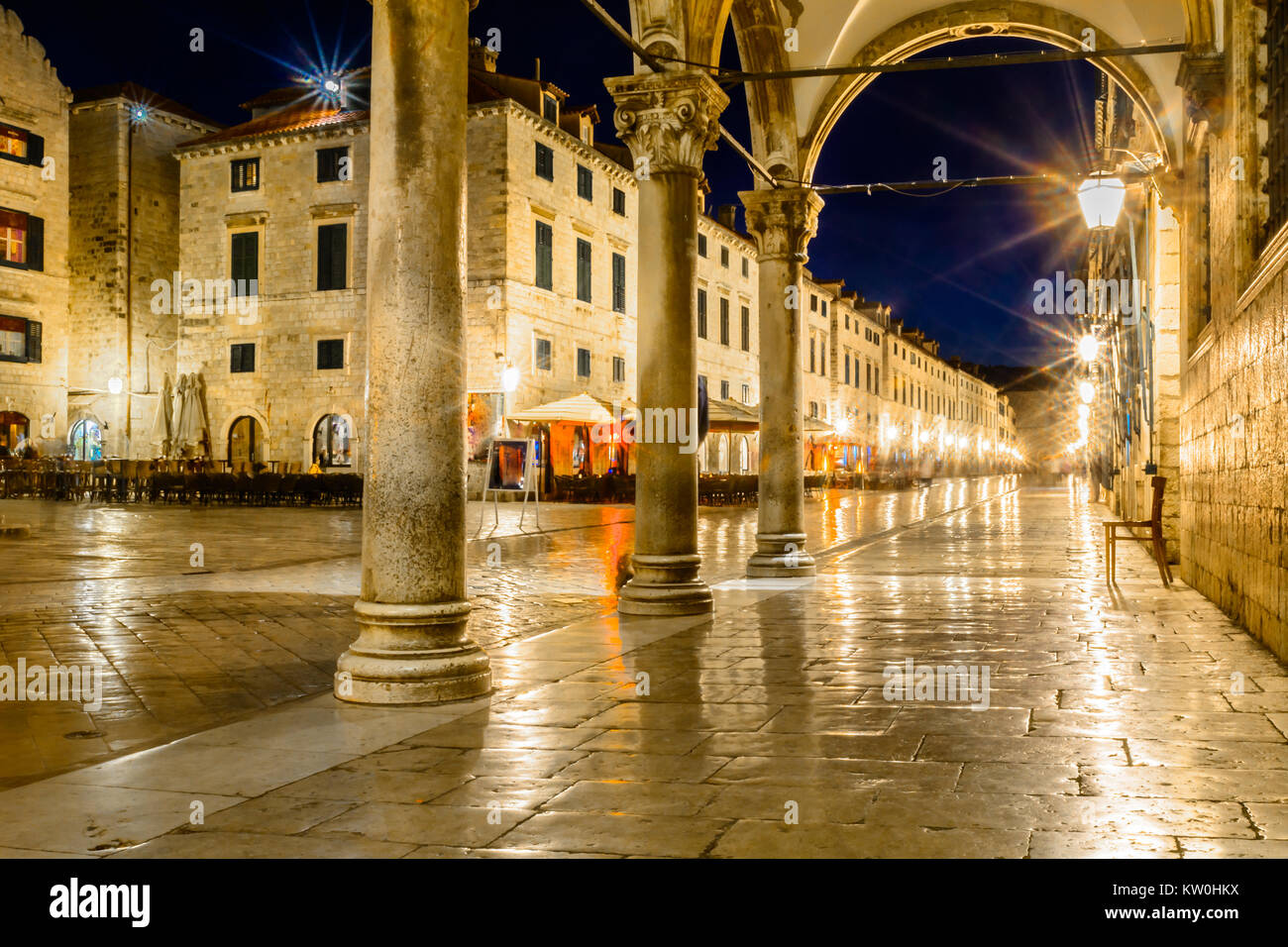 Vista notturna a Stradun street, il famoso punto di riferimento in Croazia, villaggi turistici. Foto Stock