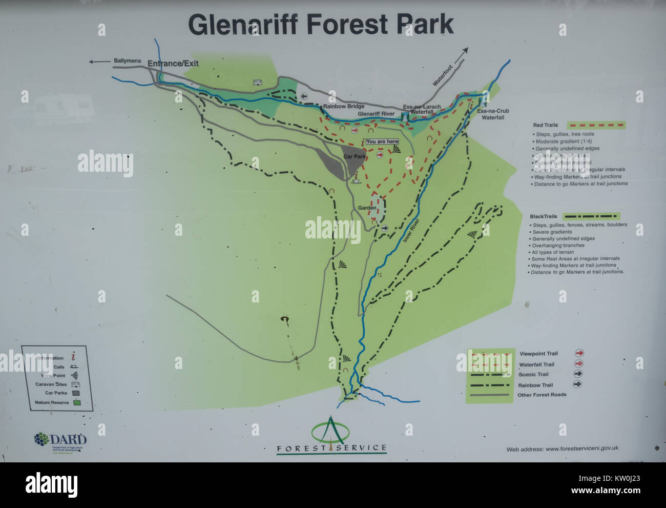 Glenariff Forest Park segno che mostra una mappa dei sentieri e passeggiate nella foresta Foto Stock