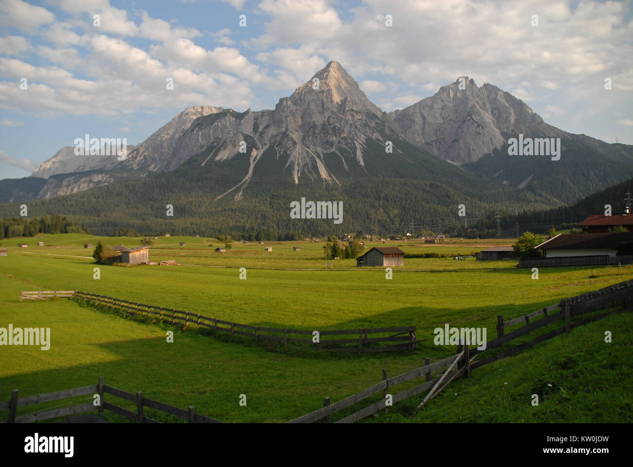 Sonnenspitze visto dalla città di Lermoos, Austria Foto Stock