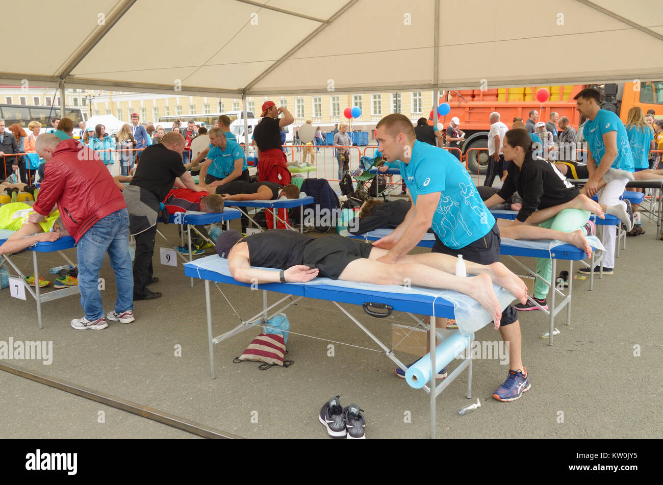 09.07.2017.Russia.San Pietroburgo.Sport massaggi terapeuti aiutare gli atleti dopo una gara di maratona. Foto Stock