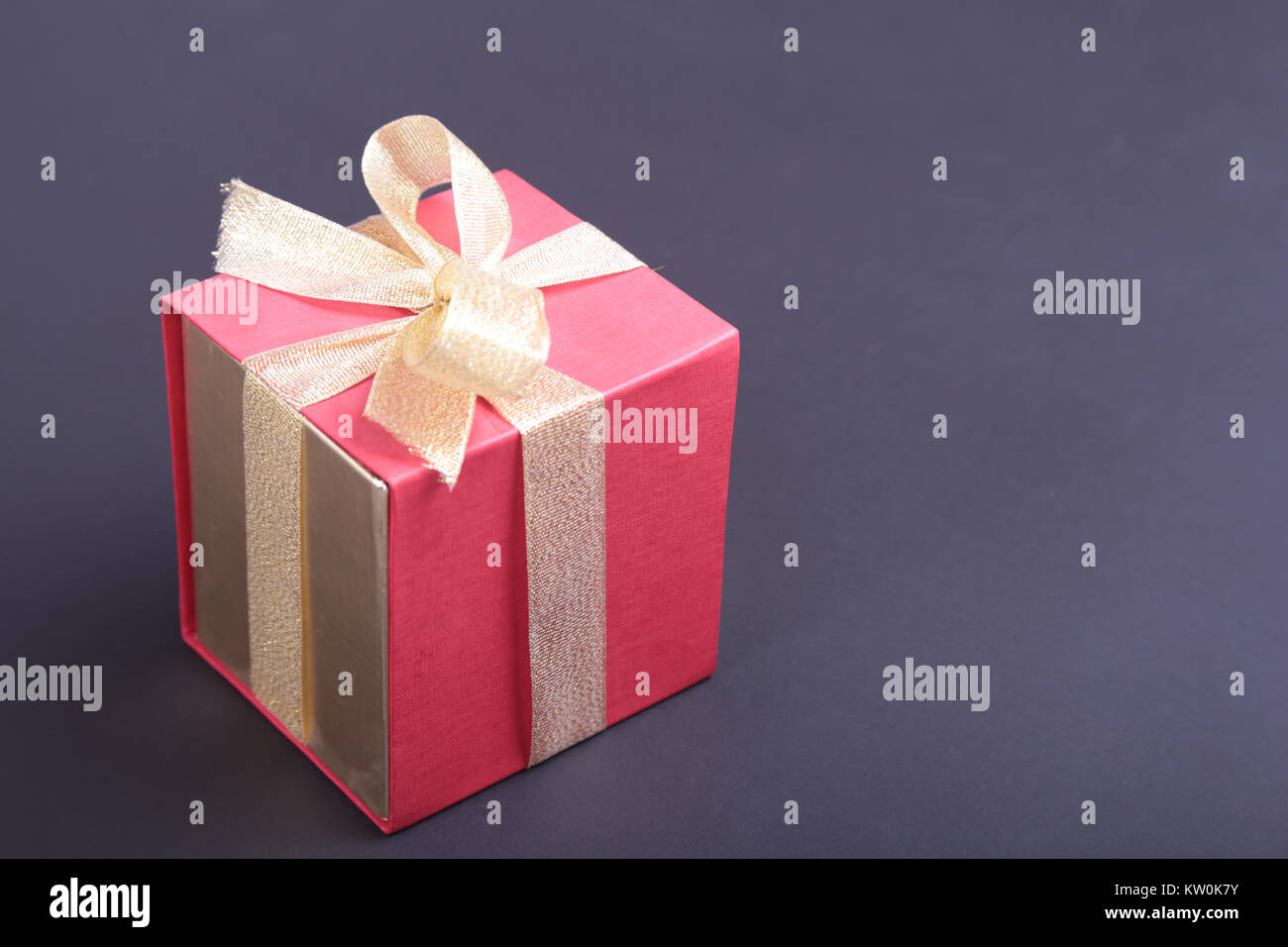 Confezioni regalo con fiocco oro su uno sfondo di legno Foto Stock