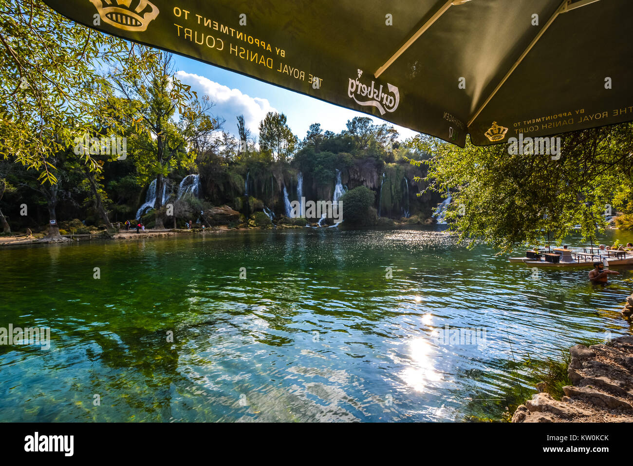 La Bosnia ed Erzegovina, Erzegovina Ljubuski distretto. Kravica o cascate di Kravice sul fiume Trebizat con visita dei turisti. Foto Stock