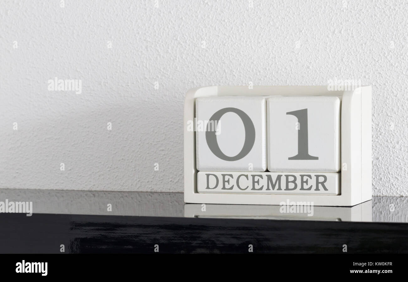 Block Bianco calendario data presente 1 e mese dicembre sul muro bianco sullo sfondo Foto Stock