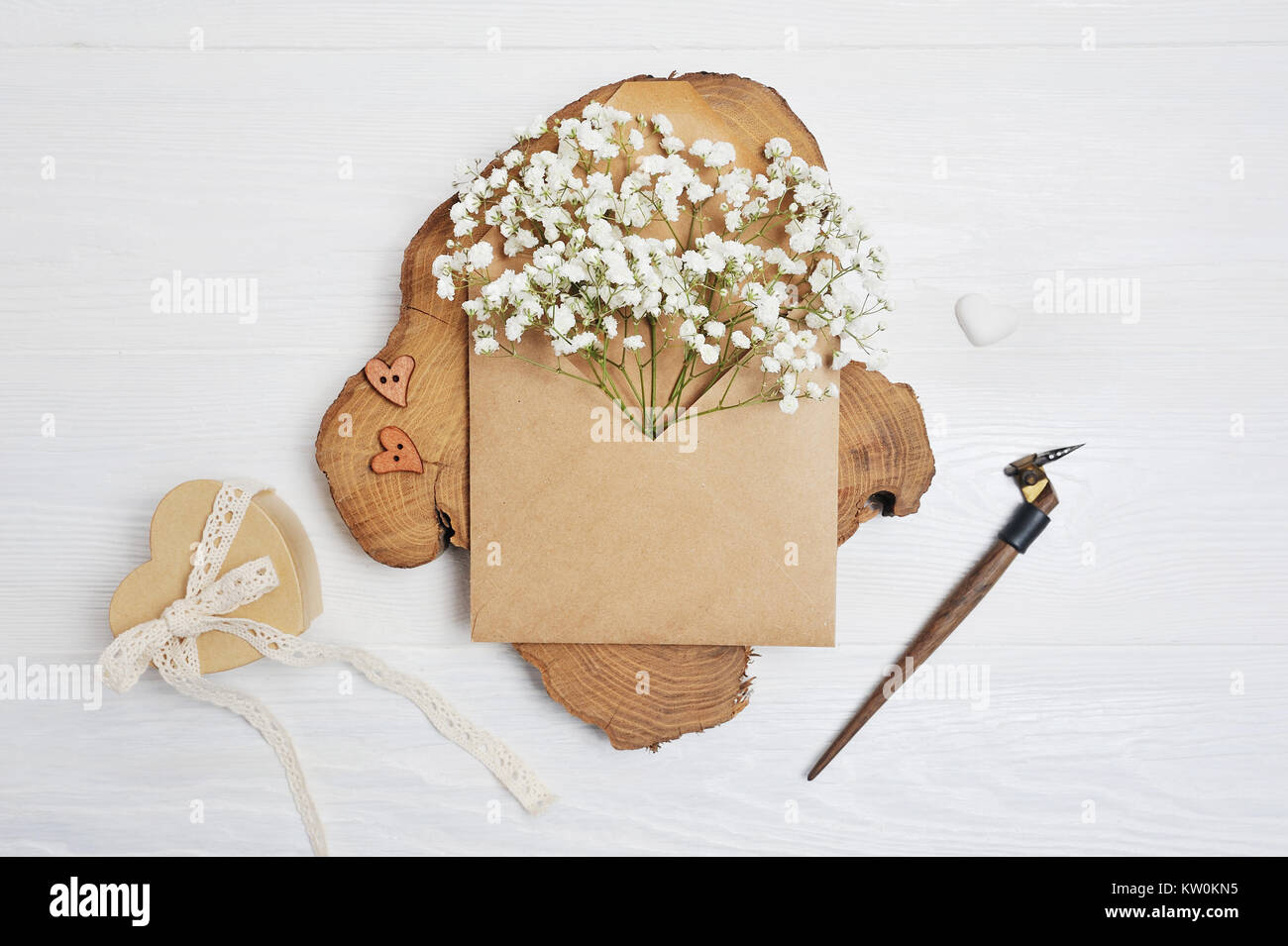 Mockup Lettera con fiori e penna calligrafico biglietto di auguri per il giorno di San Valentino in stile rustico con posto per il vostro testo, piatto di laici che, vista dall'alto pho Foto Stock