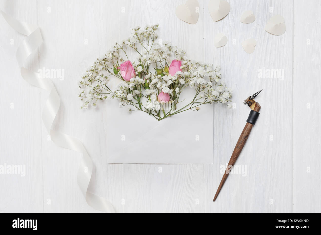 Mockup Lettera con fiori e penna calligrafico biglietto di auguri per il giorno di San Valentino in stile rustico con posto per il vostro testo, piatto di laici che, vista dall'alto pho Foto Stock