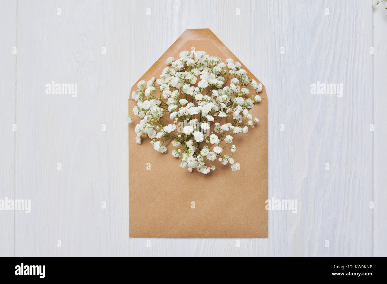 Mockup lettera con i fiori per il giorno di San Valentino in stile rustico con posto per il vostro testo, Piana, laici top view photo mock up. Foto Stock