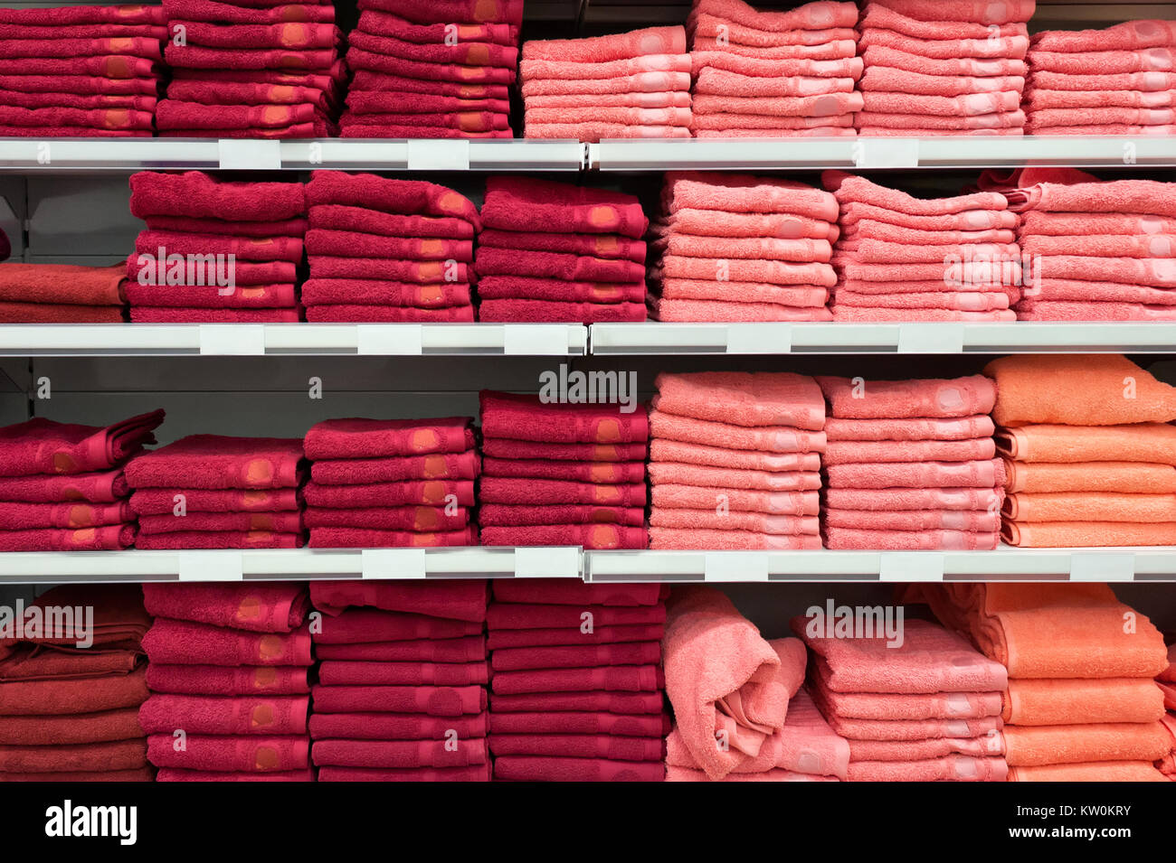 Asciugamani da bagno di colori luminosi in una fila in una fila sul  contatore di un contatore del negozio. Vendita Foto stock - Alamy