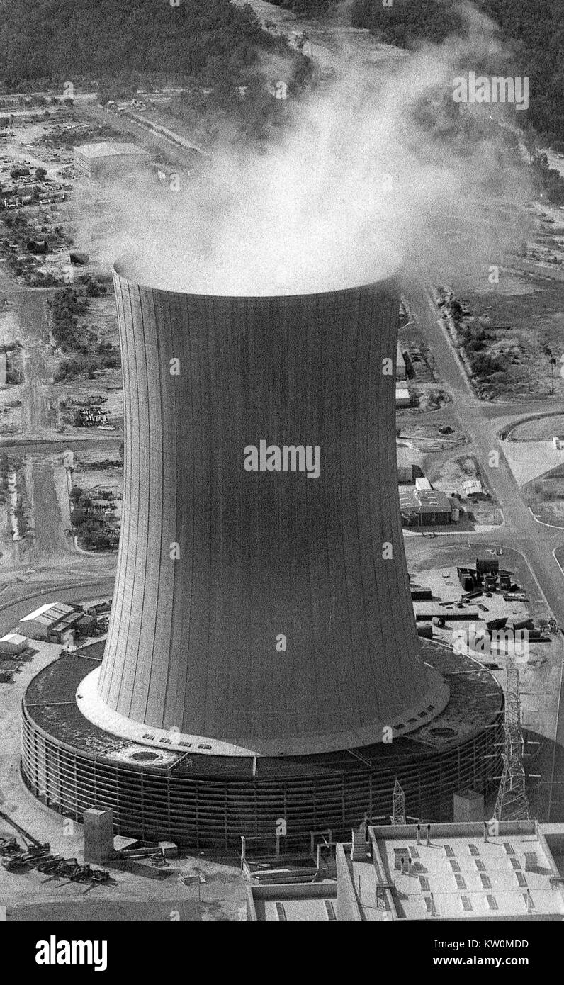 TARONG, AUSTRALIA, circa 1980: vapore sorge una torre di raffreddamento in una centrale elettrica a carbone durante la fase di costruzione di circa 1980 a Tarong, Queensland, Australia. Foto Stock