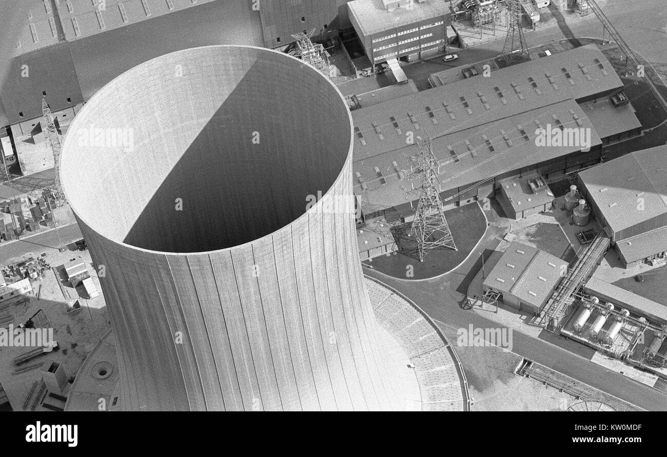 TARONG, AUSTRALIA, circa 1980: veduta aerea di una torre di raffreddamento in una centrale elettrica a carbone durante la fase di costruzione di circa 1980 a Tarong, Queensland, Australia. Foto Stock