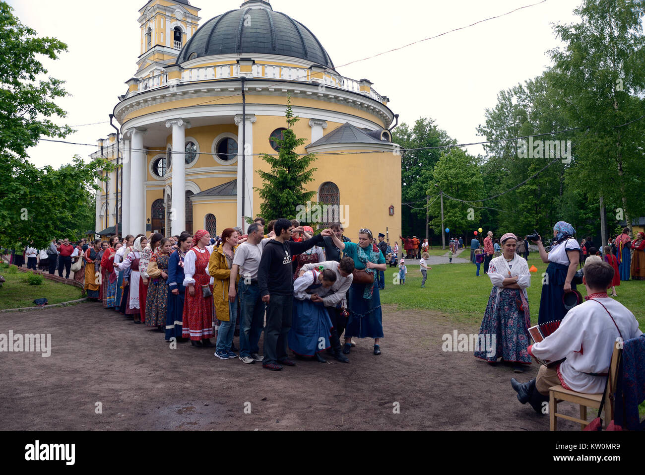 San Pietroburgo, Russia - 22 Maggio 2016: Persone in nazionale russa per gli abiti sono ballando e giocando al festival della cultura popolare. Nicholas sagrato, Foto Stock