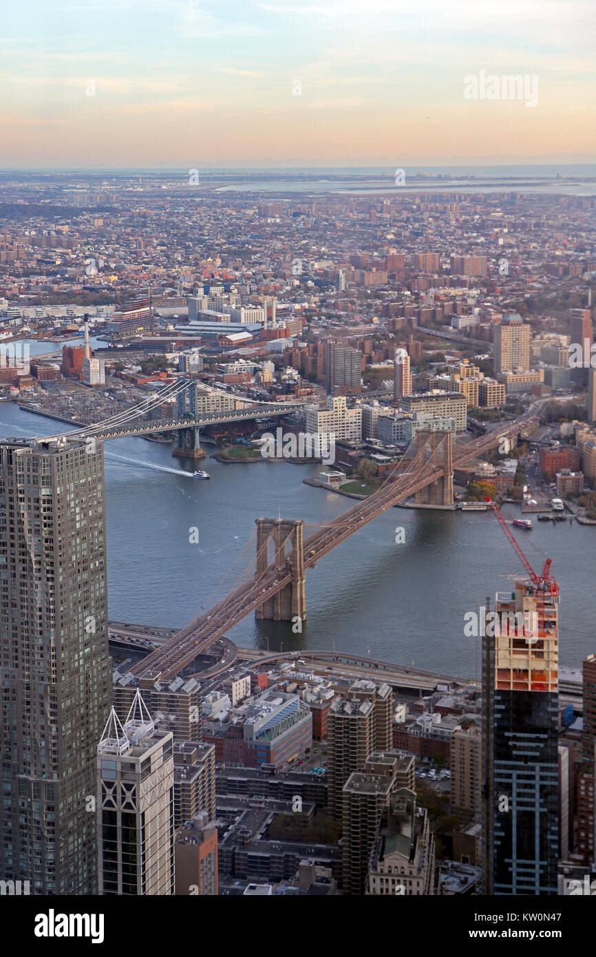 Una vista verso il ponte di Brooklyn da One World Observatory, One World Trade Center, Manhattan, New York New York Foto Stock